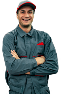 ein lächelnder Mann in einem Arbeitsanzug mit verschränkten Armen